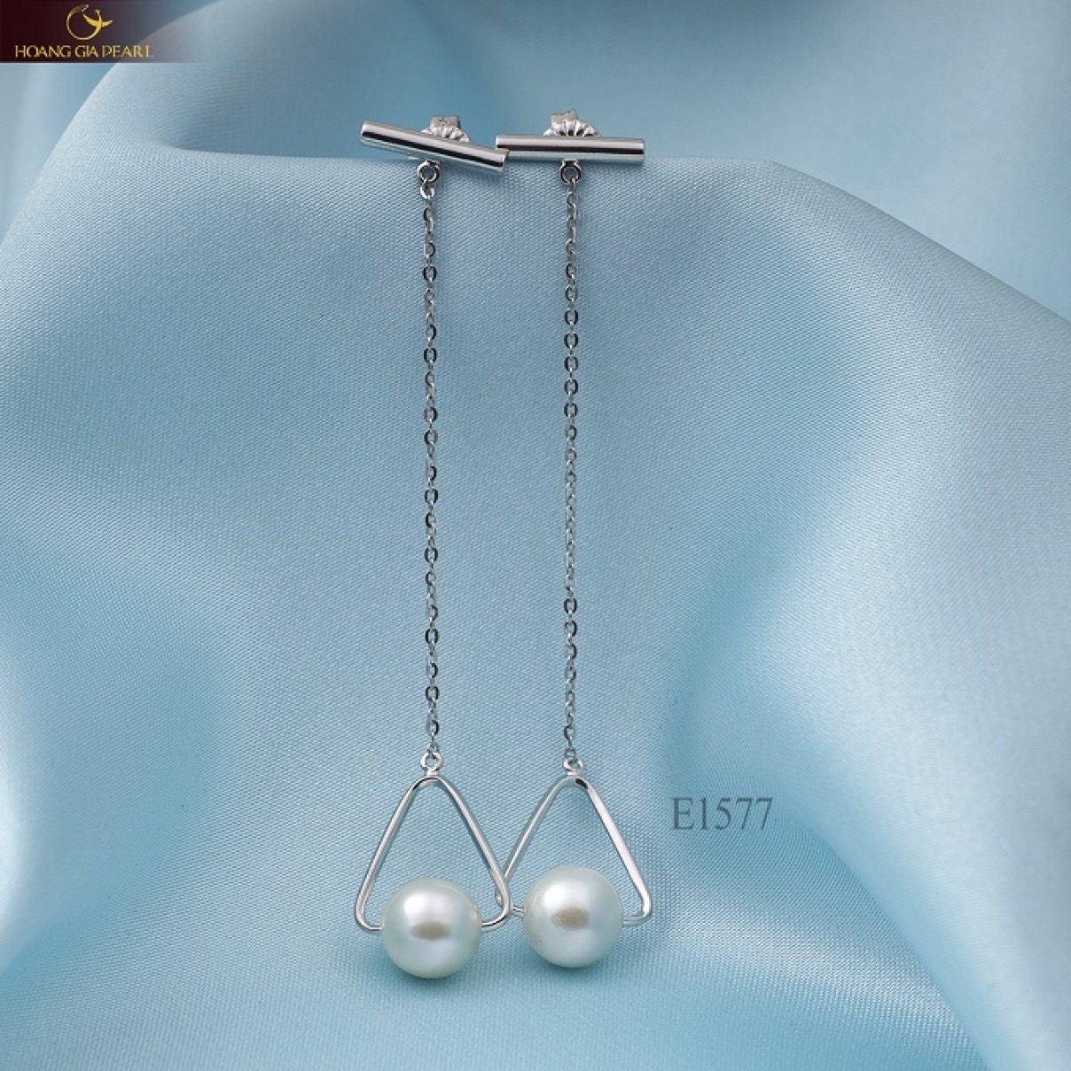 Trang sức dáng dài đẹp tinh tế, dịu dàng phù hợp với nhiều kiểu trang phục.