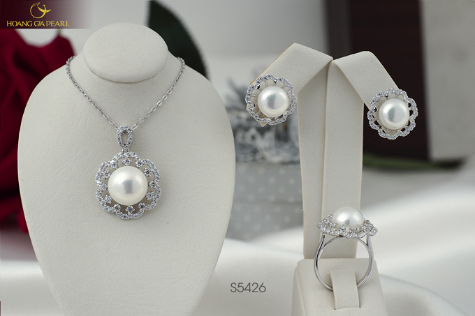 Bộ trang sức được thực hiện bằng phương pháp thủ công tinh xảo từ sự tài hoa và tình yêu cái đẹp của đội ngũ kim hoàn của Hoàng Gia Pearl.