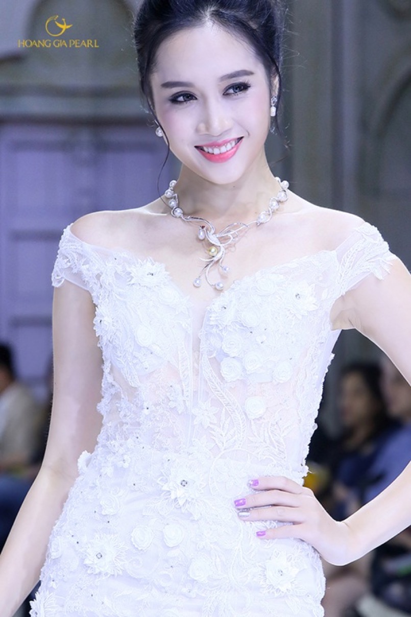 Vẻ tinh khôi, thuần khiết khi kết hợp trang sức ngọc trai sắc trắng trong những thiết kế tinh xảo.