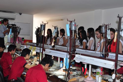 khau che tac nu trang trang suc ngoc trai gan da quy cac nguoi dep tham quan quy trinh che tac