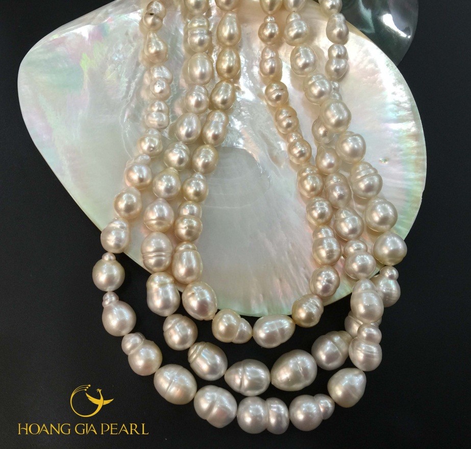 Những viên ngọc có hình dáng tự nhiên độc đáo của Hoàng Gia Pearl được kết thành chuỗi cổ tuyệt đẹp Hinh dang ngoc trai tai Hoang Gia Pearl