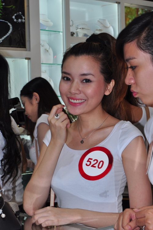 nguoi dep nu hoang trang suc ghe tham cong ty ngoc trai cac nguoi dep thich thu nhin cac bo trang suc ngoc trai lap lanh