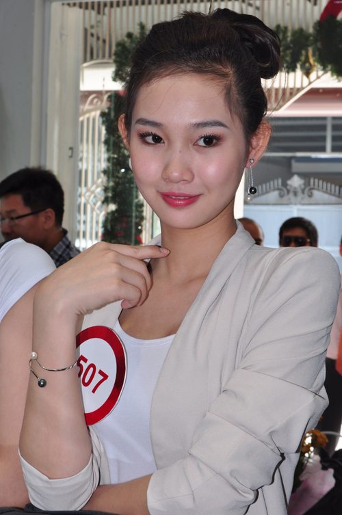 Thanh Truc deo bo trang sức ngoc trai Thanh Truc tuoi tan khi deo bo nu trang lam bang ngoc trai that