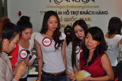 nu hoang trang suc- cham chú lắng nghe chi Phung chia se qua trinh hinh thanh vien ngoc trai