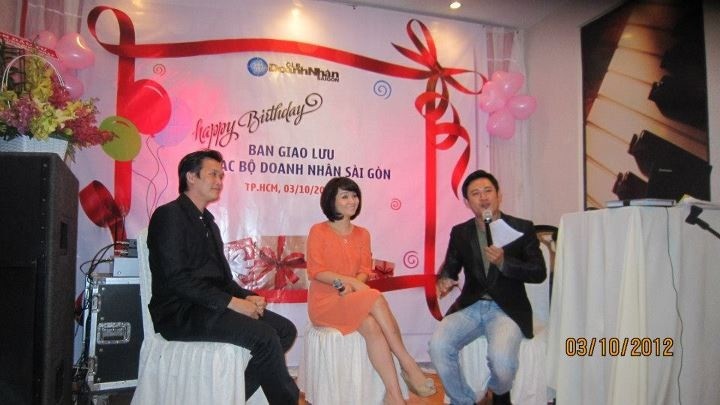 chia se voi hai khach moi trong chuong trinh-phong cach trang suc doanh nhan chia se voi hai khach moi trong chuong trinh-phong cach trang suc doanh nhan