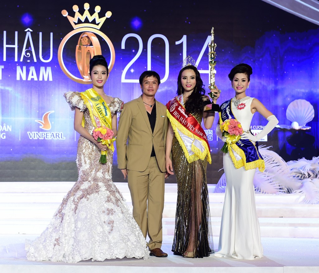 Hoa hậu Kỳ Duyên và Á hậu 1..., Á hậu 2....chụp hình cùng tác giả chiếc vương miện - Nghệ nhân quốc gia Hồ Thanh Tuấn