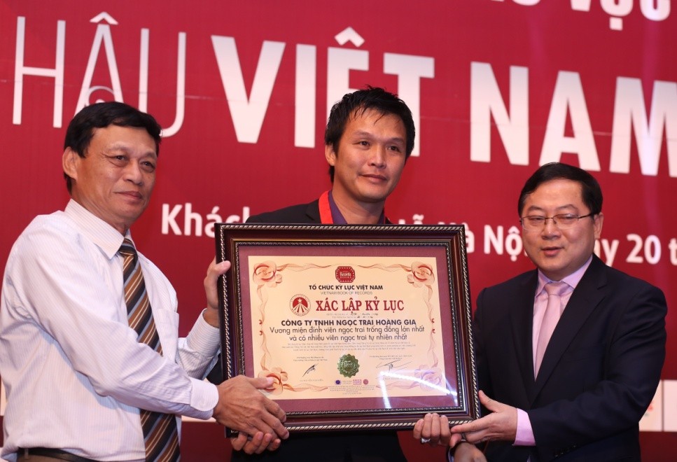 Nguyên thứ trưởng bộ VHTT & DL trao chứng nhận Xác lập kỷ lục gia cho nghệ nhân quốc gia Hồ Thanh Tuấn và ông Lê Xuân Sơn – trưởng ban tổ chức cuộc thi