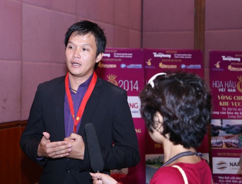 Anh cho biết, đối với cá nhân anh, chiếc vương miện này là vô giá. Tuy nhiên về mặt nguyên tắc thì bắt buộc phải tính ra được một con số định lượng, sau khi được thẩm định thì tổng giá trị đầu tư cho chiếc vương miện được tạm tính là 2,5 tỷ đồng. Bạn có thể tìm hiểu thêm thông tin về chiếc vương miện và những nghệ nhân đã tạo nên tác phẩm nghệ thuật này tại www.NgocTraiHoangGia.com.