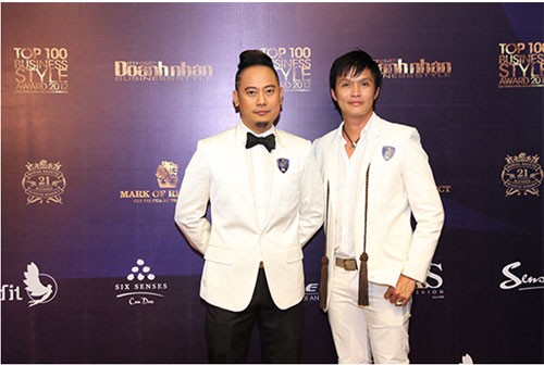 ho thanh tuan va vo viet chung ket hop trang suc ngoc trai va ao dai