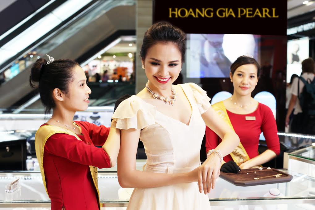 Hoa hậu Diễm Hương cũng là một trong các người đẹp say mê những bộ trang sức được thiết kế và chế tác tinh xảo của Hoàng Gia Pearl. Hoa Hau Diem Huong cung la mot trong cac nguoi dep say me nhung bo trang suc duoc thiet ke va che tac tinh xao cua Hoang Gia Pearl