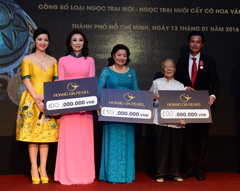 Ông Hồ Thanh Tuấn - TGĐ Công ty Ngọc trai Hoàng gia, Hoa hậu Đền Hùng Giáng My, doanh nhân Vũ Thúy Nga trao các số tiền đóng góp cho mục đích thiện nguyện. Hoa hậu Du lịch Ngọc Diễm đảm nhận vị trí MC Ong Ho Thanh Tuan - TGĐ Cong Ty Ngoc Trai Hoang Gia, Hoa Hau Den Hung Giang My, doanh nhan Vu Thuy Nga trao cac so tien dong gop cho muc dich thien nguyen. Hoa hau Du lich Ngoc Diem dam nhan vị tri MC
