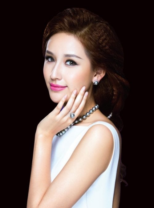 Hoa hậu Mai Phương Thúy cuốn hút ánh nhìn cùng bộ trang sức ngọc trai đen ánh xanh của Hoàng Gia Pearl. Hoa Hau Mai Phuong Thuy dep cung ngoc trai den
