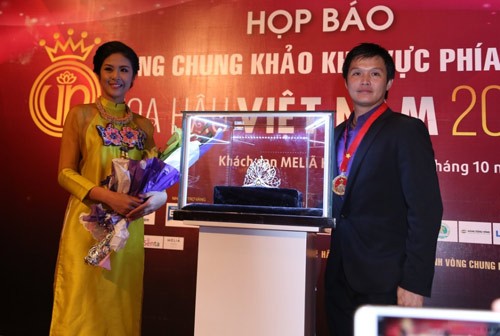 Hoa hậu Ngọc Hân và Nghệ nhân Hồ Thanh Tuấn bên chiếc vương miện tại buổi họp báo ngày 20/10 tại Hà Nội