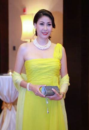 hoa hau ha kieu anh dep quy phai khi dien trang suc ngoc trai hoa hau ha kieu anh dep quy phai khi dien trang suc ngoc trai