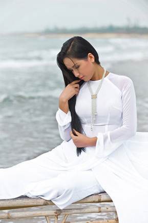 hoa hau mai phuong thuy ket hop ao dai truyen thong voi vong ngoc trai tang tao net tinh khoi hoa hau mai phuong thuy ket hop ao dai truyen thong voi vong ngoc trai tang tao net tinh khoi