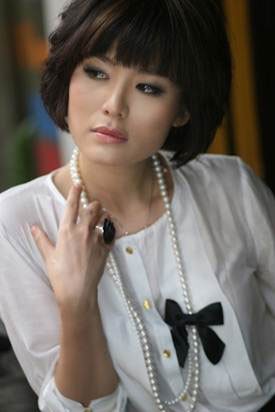 hoa hau thu thuy day ca tinh voi chuoi co ngoc trai dai hoa hau thu thuy day ca tinh voi chuoi co ngoc trai dai