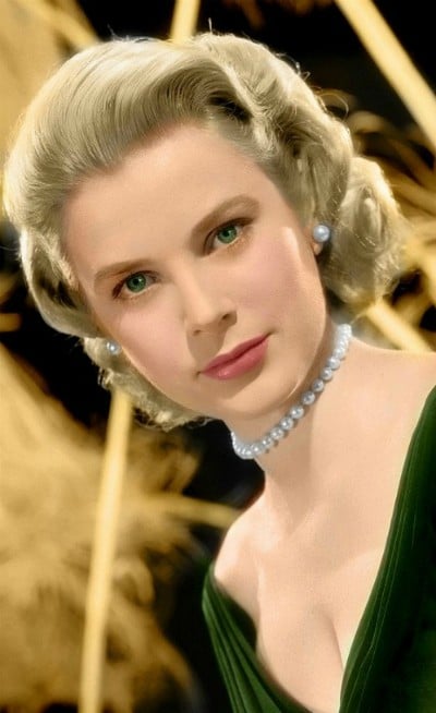Grace Patricia Kelly - Hoàng hậu Monaco là biểu tượng cho vẻ đẹp quý phái thanh cao với chuỗi cổ và bông tai ngọc trai theo phong cách cổ điển. Grace Patricia Kelly - Hoang hau monaco - bieu tuong cho ve dep quy phai, thanh cao
