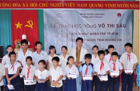 Anh Hồ Thanh Tuấn Ngoc trai Hoang Gia HTT chup hinh cung hoc sinh ngheo