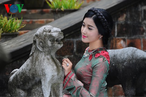 a hau huyen my duyen dang cung trang suc ngoc trai-anh 2 a hau huyen my duyen dang cung trang suc ngoc trai-anh 2