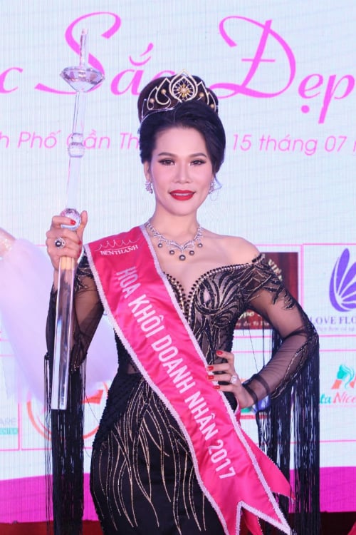 cac-hoa-khoi-doanh-nhan-toa-sang-voi-trang-suc-ngoc-trai-2