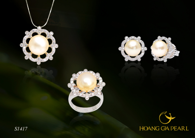 rang-ro-cung-trang-suc-ngoc-trai-anh-vang-3