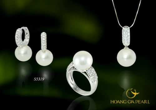 trang-suc-ngoc-trai-duoc-cac-nha-mot-lang-xe-3