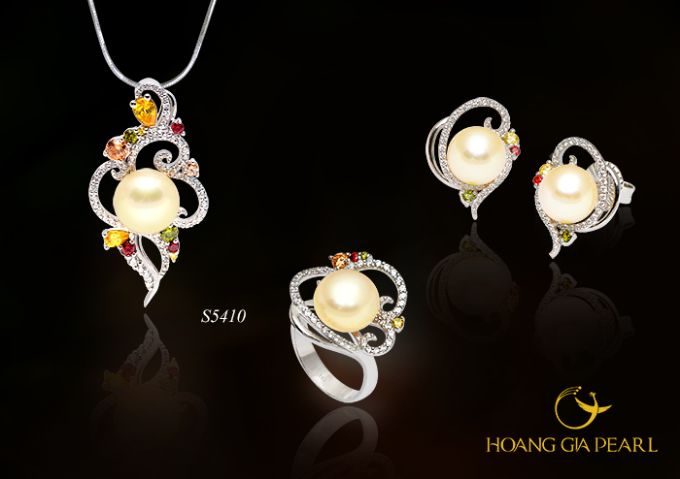 rang-ro-cung-trang-suc-ngoc-trai-anh-vang-7