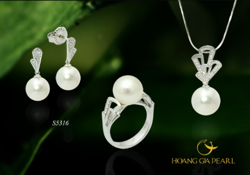trang-suc-ngoc-trai-duoc-cac-nha-mot-lang-xe-8