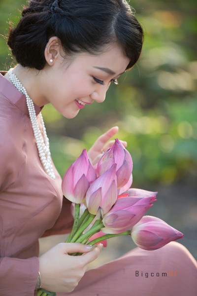 thieu nu ha thanh diu dang, tuoi sang nhu nang tien trong bo ao dai ket hop voi chuoi va bong tai ngoc trai truyen thong