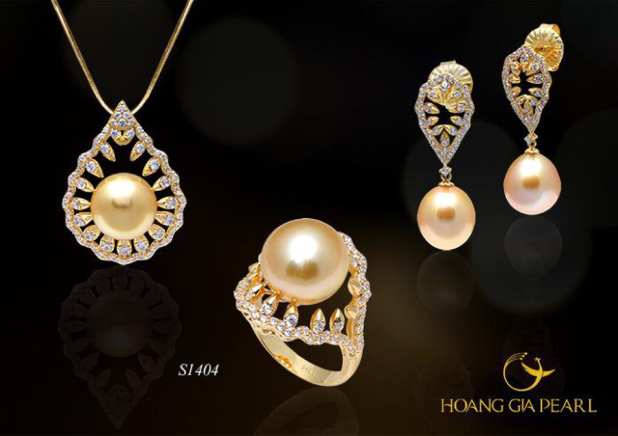 Trang sức ngọc trai nay đã có thêm phiên bản đính đá sắc màu bóng bẩy - Ảnh 1. Trang sức ngọc trai nay đã có thêm phiên bản đính đá sắc màu bóng bẩy - Ảnh 1.
