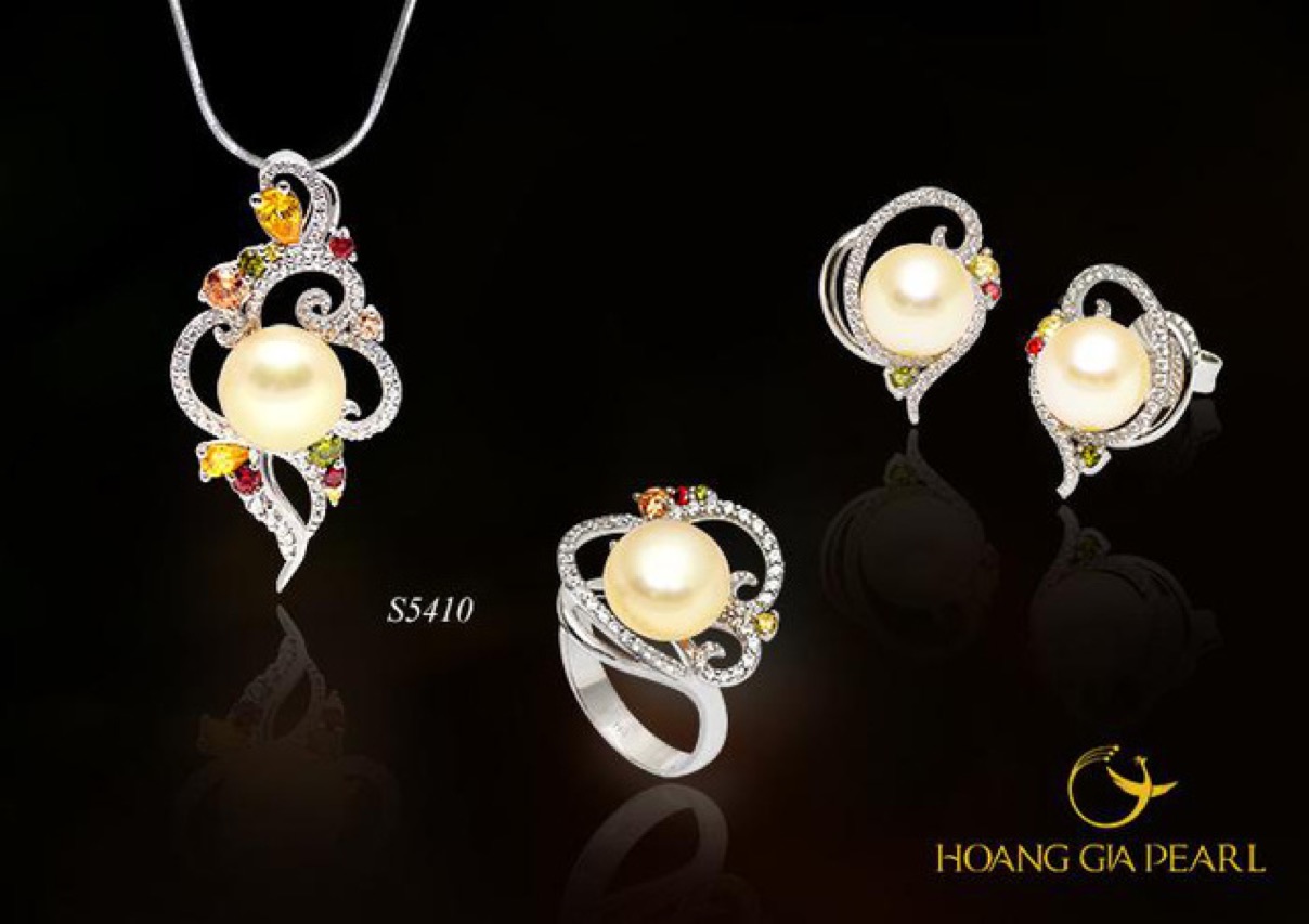 Trang sức ngọc trai nay đã có thêm phiên bản đính đá sắc màu bóng bẩy - Ảnh 4. Trang sức ngọc trai nay đã có thêm phiên bản đính đá sắc màu bóng bẩy - Ảnh 4.