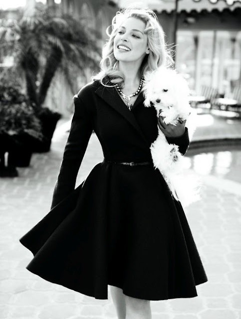 Hay nàng Katherine Heigl lại chọn cách khoe vòng eo con kiến một cách cá tính, thời thượng khi kết hợp chiếc váy đen chiết eo cùng chuỗi ngọc đen vừa khuôn cổ Nàng Katherine Heigl - ca tinh thoi thuong voi vong co ngoc trai va vay den