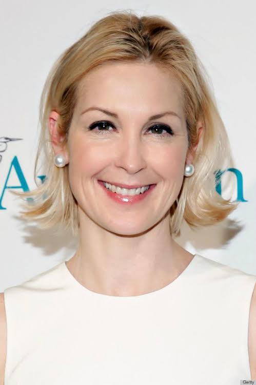 Diễn viên người Mỹ Kelly Rutherford lựa chọn bông nụ ngọc trai đơn giản giúp khuôn mặt bừng sáng sự hiện đại, tươi tắn và quý phái.