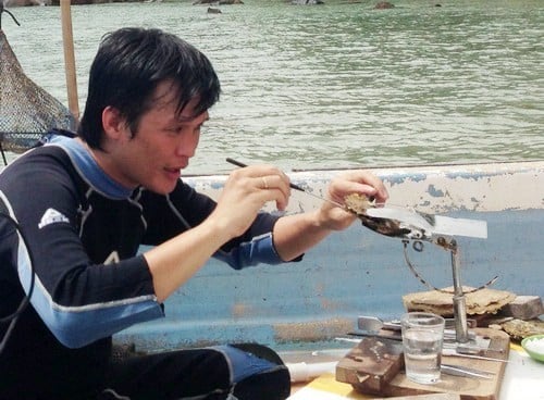 Những viên ngọc đẹp sẽ được anh Tuấn chọn ra để khắc hoa văn trống đồng, sau đó tiếp tục được cấy vào thân con trai mới.