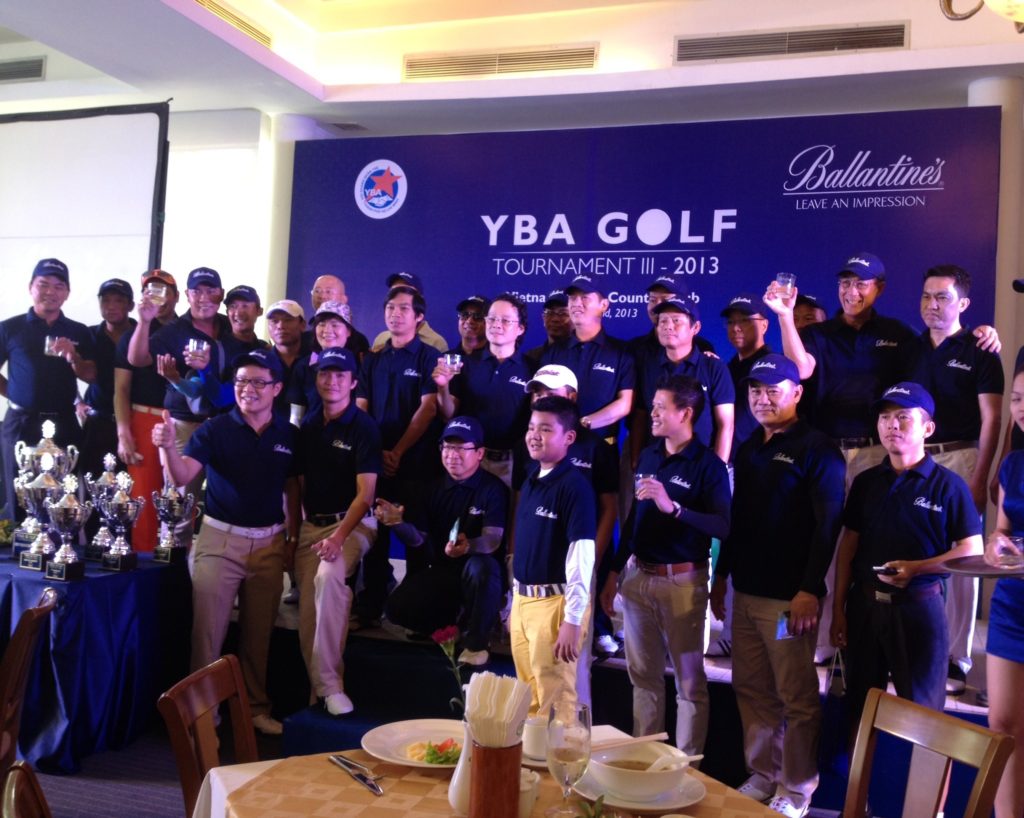 Các Golfer chuẩn bị tiến vào giải đấu