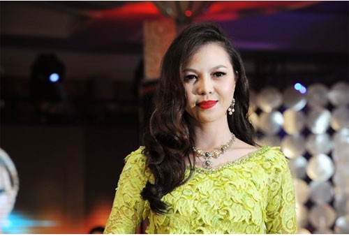 lai huong thao cung trang suc ngoc trai