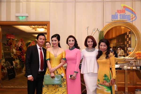 Từ trái qua: Ông Hồ Thanh Tuấn - TGĐ Công ty TNHH Ngọc Trai Hoàng Gia, Hoa hậu Đền Hùng Giáng My, bà Vũ Thuý Nga - Tổng giám đốc thời trang 3F, Diễn viên - Doanh nhân Mai Thu Huyền, bà Đoàn Bạch Phụng - PTGĐ Công ty Ngọc trai Hoàng Gia le don nhan huan chuong cong cty Ngoc trai hoang gia