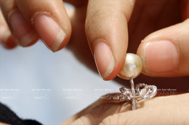 ...và lựa chọn những mẫu trang sức phù hợp với viên ngọc trai mà mình có được.