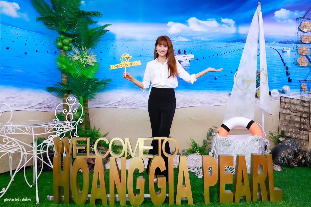 Cô gái duyên dáng chụp hình lưu niệm bên bãi biển của Ngọc Trai Hoàng Gia