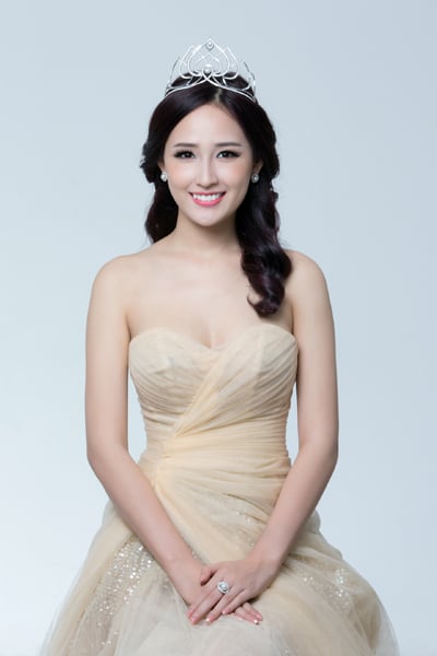 Sau gần 10 năm được vinh dự đội chiếc vương miện Hoa hậu Việt Nam vào năm 2006, nay bất ngờ Mai Phương Thúy xuất hiện với chiếc vương miện mới có đính viên ngọc trai xinh xắn