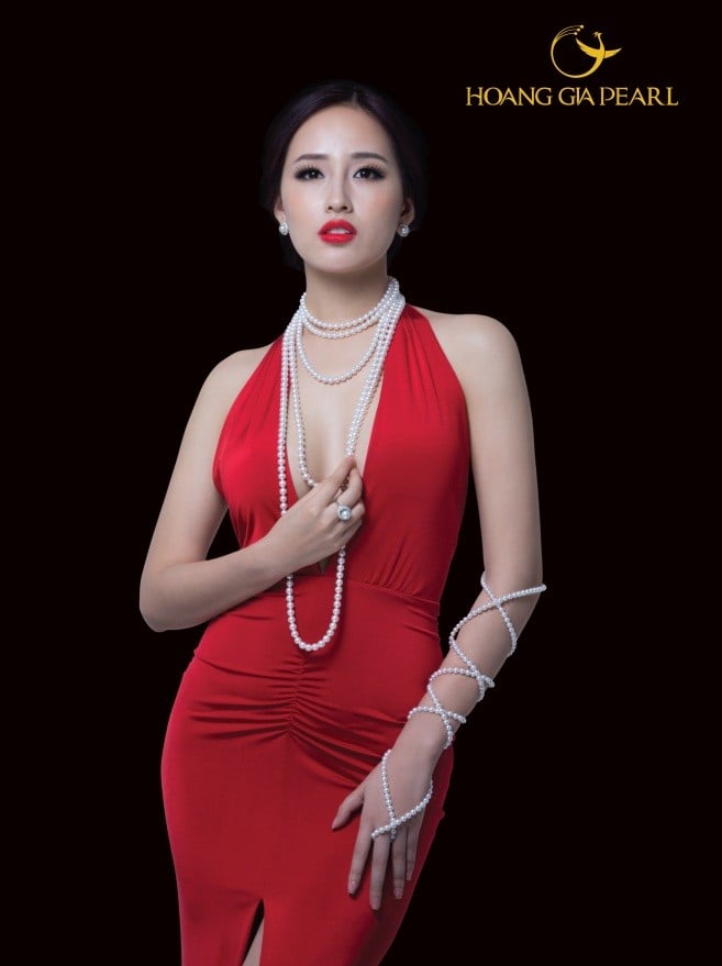 Phong cách quyến rũ có phần phá cách với ngọc trai của Hoa hậu Mai Phương Thúy Phong cach quyen ru co phan pha cach voi ngoc trai cua Hoa Hau Mai Phuong Thuy