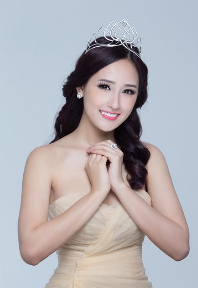 Trung thành với hình ảnh một quý cô sang trọng và quyến rũ, song với bộ hình này Mai Phương Thúy khiến người đối diện phải ngỡ ngàng về vẻ đẹp trong sáng, thuần khiết như một thiên thần của cô. Cùng chiếc răng khểnh duyên dáng, cô luôn cuốn hút người đối diện bởi nụ cười thân thiện và ngọt ngào của một Hoa hậu