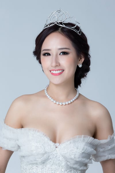 Trong một chiếc đầm khác cô khéo léo tô điểm cho chiếc cổ ngần bằng chuỗi ngọc trai sang trọng