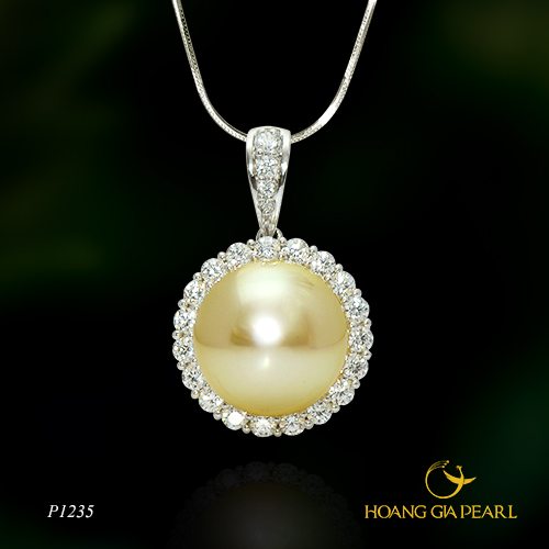 Ngọc trai South Sea vàng kim cổ điển nằm trong thiết kế đính đá bắt mắt trên nền chất liệu vàng trắng là một lựa chọn tinh tế cho những ai thích nét phú quý mà không sợ già