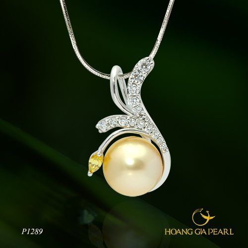 Chất liệu vàng kết hợp với kim cương được tiết chế bằng màu ngọc trai South Sea vàng nắng thanh nhã sang trọng mà không “phô” cho cả phong cách văn phòng hay dạo phố