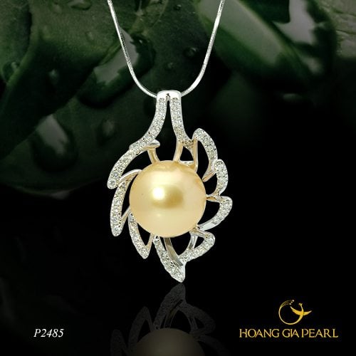 Thiết kế lá thu lãng mạn thắp sáng nhờ ánh ngọc trai South Sea vàng kim tự nhiên là màu ngọc rất phù hợp để gia tăng vẻ kiều diễm vương quyền