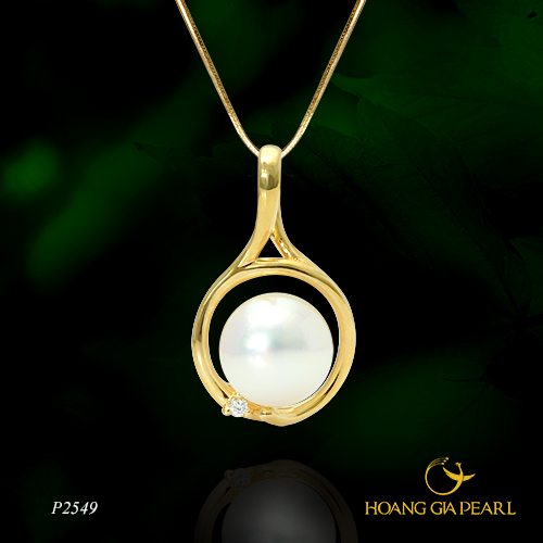 Chế tác tinh xảo với đường uốn cong lạ mắt từ chất liệu vàng vàng đính kim cương, đây là thiết kế trẻ rất phù hợp cho phong cách cá tính thời thượng