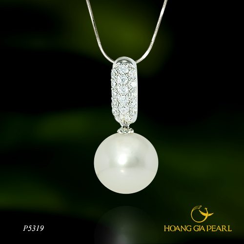 Thiết kế nhẹ nhàng nhưng đắt giá nhờ chi tiết đính đá cầu kỳ sang trọng kết hợp hoàn hảo cùng ngọc trai South Sea trắng phù hợp cho phụ nữ yêu thích phong cách tiểu thư đài các