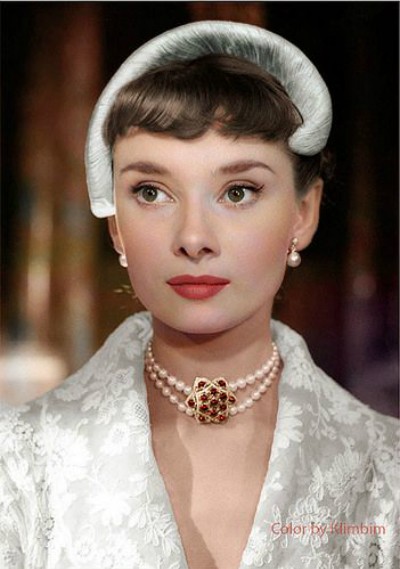 Nữ minh tinh Audrey Hepburn - biểu tượng phong cách thời trang của điện ảnh Mỹ là người yêu thích trang sức ngọc trai. Minh tinh Audrey Hepburn dep cung ngoc trai
