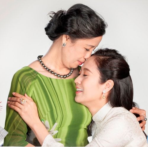 Dù đã có tuổi nhưng mẹ của Thanh Thúy vẫn rạng rỡ, tươi tắn trong mỗi khuôn hình. Chuỗi vòng cổ kết hợp hoa tai tinh tế làm tỏa sáng vẻ đẹp của người phụ nữ luôn hy sinh và dành tình yêu thương cho con.